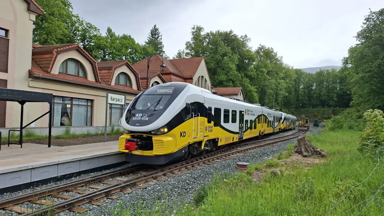 Pociąg KD na stacji Karpacz. Sprawdź karpacz-jelenia góra rozkład jazdy i zaplanuj podróż!