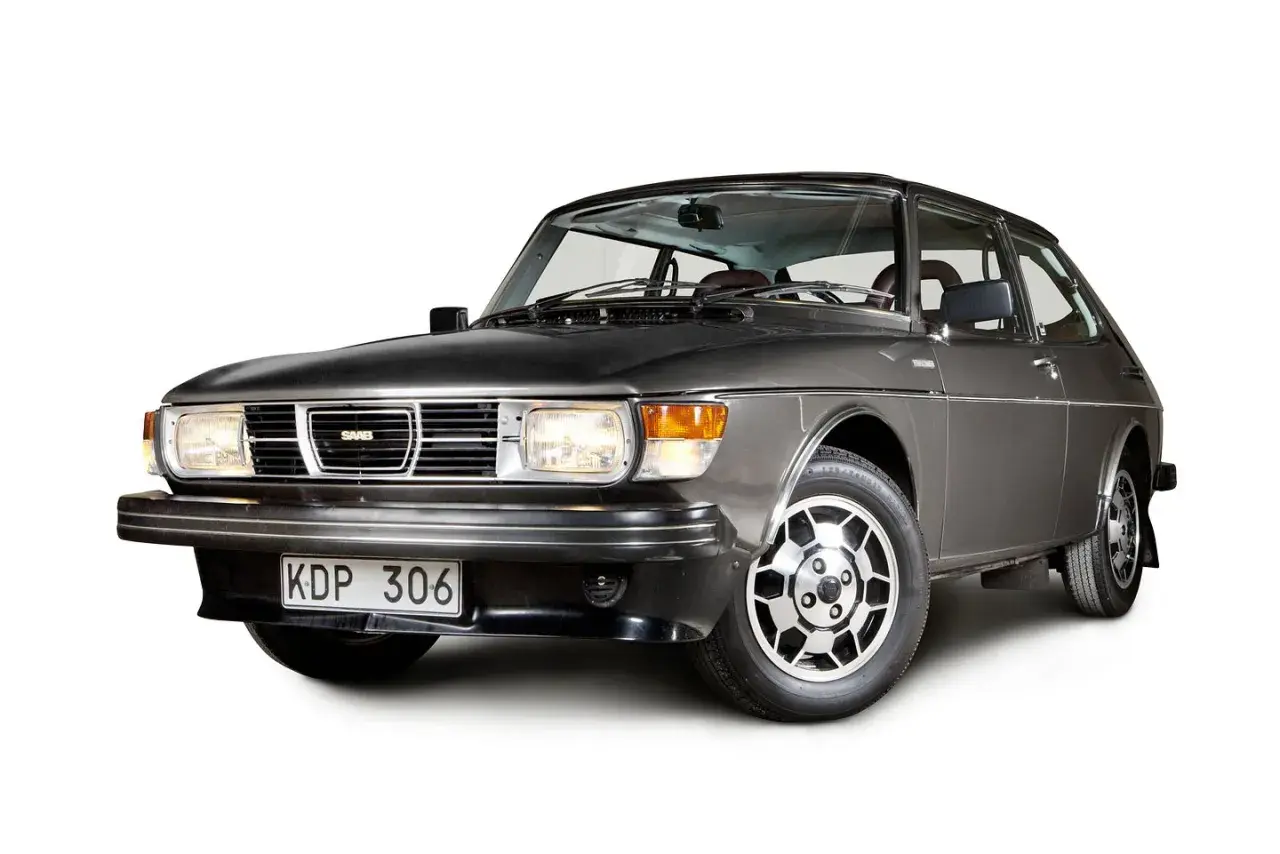 Grå Saab 99 EMS, en klassisk svensk bil med kromdetaljer och en ikonisk design.
