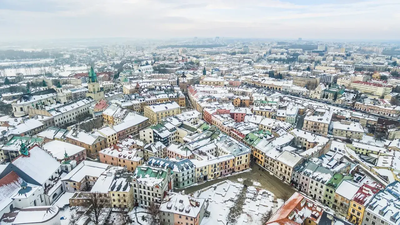 Zimowy krajobraz Lublina podczas ferii zimowych 2026. Pokryte śniegiem kamienice Starego Miasta tworzą bajkową scenerię.