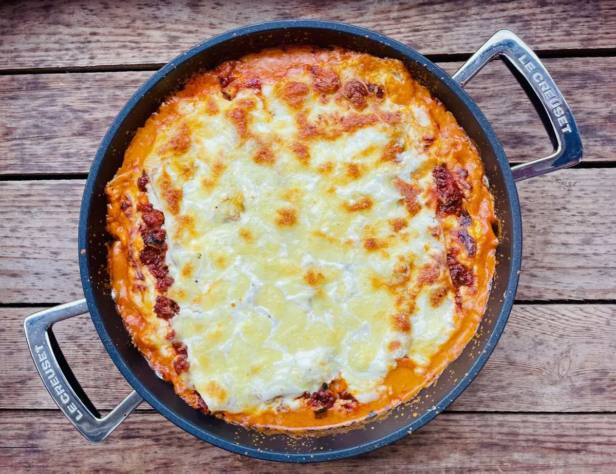Herzhafte One Pot Lasagne in einer Pfanne, goldbraun überbacken mit geschmolzenem Käse. Perfekt für einen gemütlichen Abend.