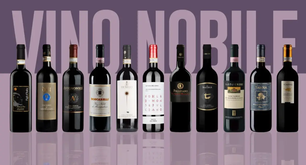 Rząd butelek wina Nobile di Montepulciano, od lewej: Figli d'Italia, Dei, Avignonesi, Boscarelli, De' Ricci, Fattoria del Cerro, Poliziano, La Braccesca, Santavenere, Talosa, Icario.
