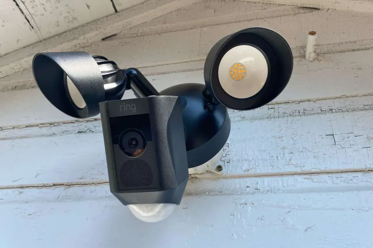 Foco de seguridad Ring con cámara y luces LED. Su sensor crepuscular detecta la oscuridad para encenderse automáticamente.