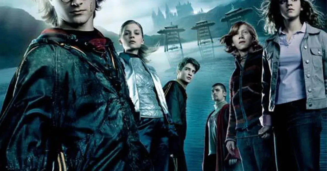 Harry, Ron, Hermiona i przyjaciele w mrocznej scenerii. To plakat z 4 części Harry Potter.