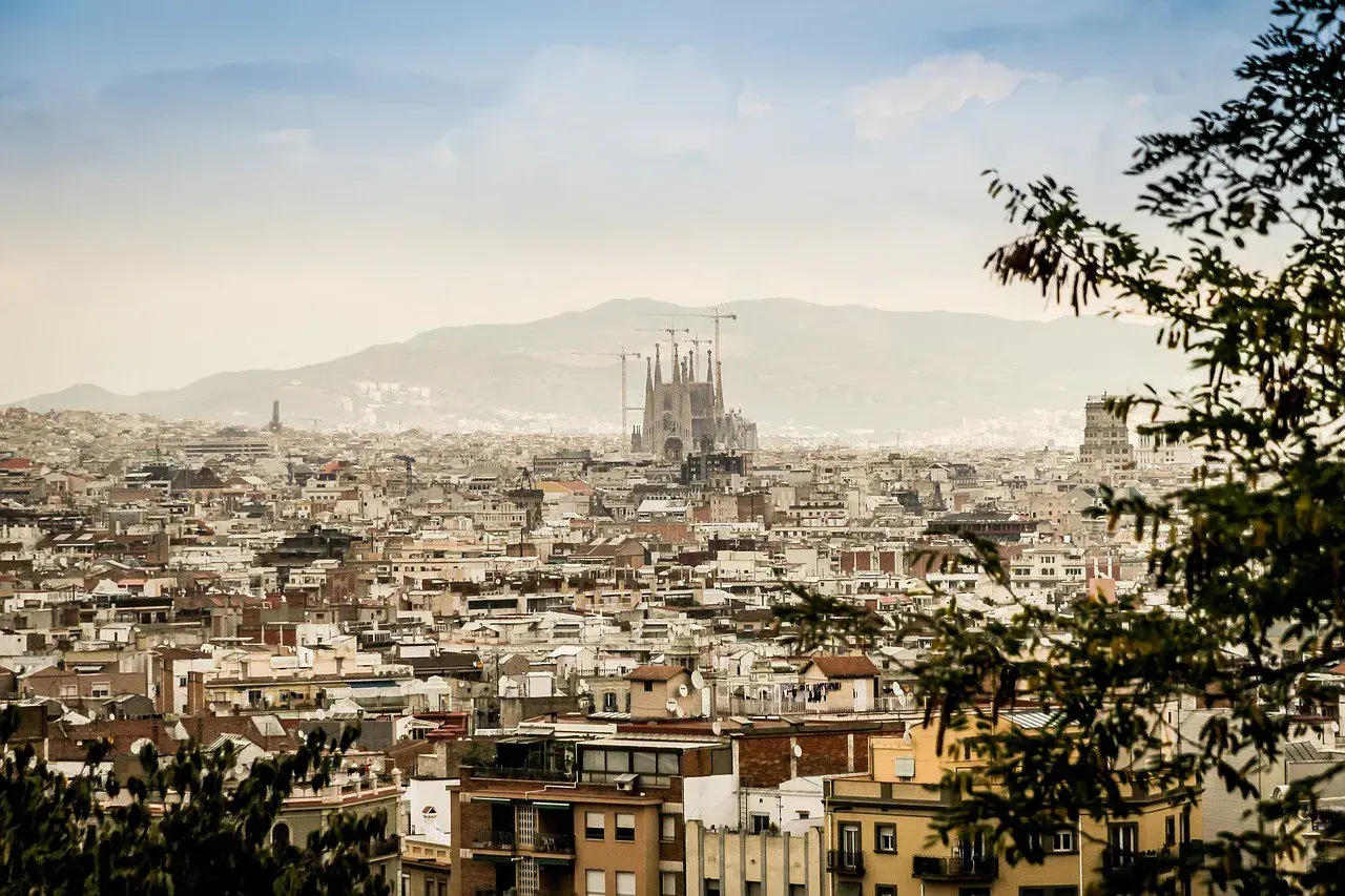 Widok na Barcelonę z Sagradą Familią w tle. Zastanawiasz się, ile trwa lot Warszawa Barcelona?
