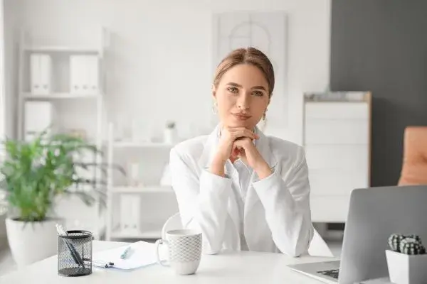 Psycholog po studiach podyplomowych – czy to wystarczy do pracy?
