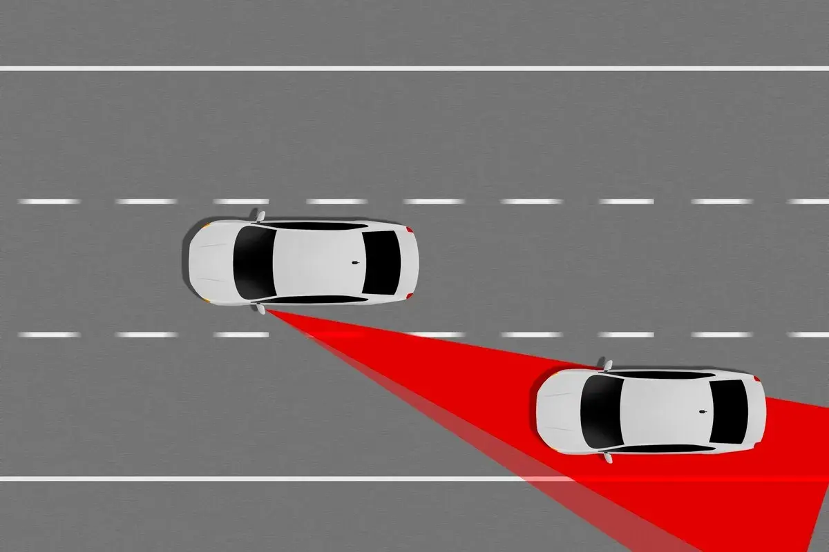 Dos coches en la carretera. Uno detecta al otro con un área roja, indicando un posible punto muerto coche.