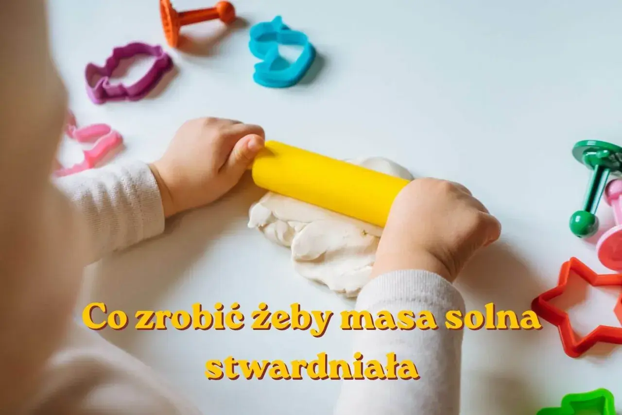 Dziecko wałkuje masę solną, przygotowując ją do zabawy. Prosty przepis na masę solną dla dzieci, która po wyschnięciu stwardnieje.