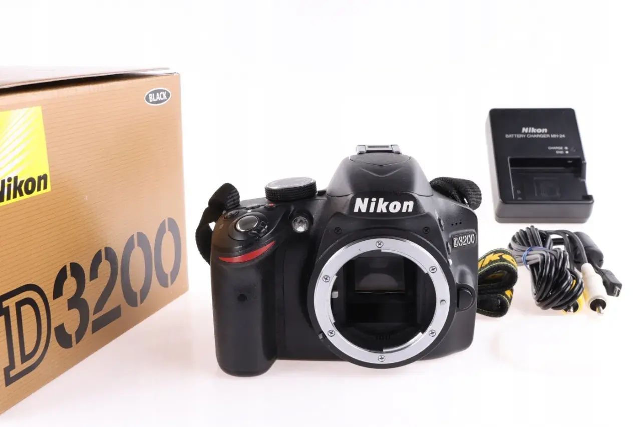 Nikon D3200 w czarnym kolorze, z pudełkiem i akcesoriami. Wiele pozytywnych nikon d3200 opinie potwierdza jego jakość.