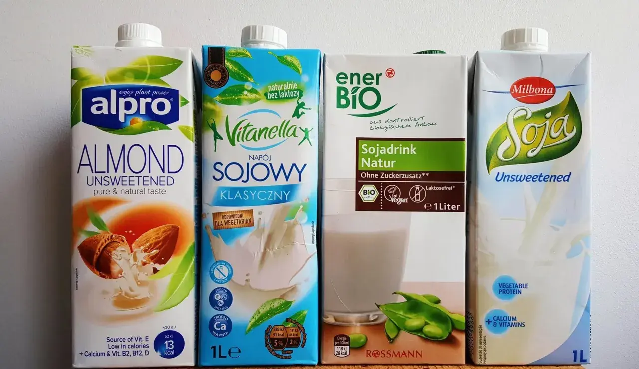 Cztery kartony napojów roślinnych: migdałowy Alpro, sojowy Vitanellax, sojowy EnerBio i sojowy Milbona. Idealne do kawy inka z mlekiem.
