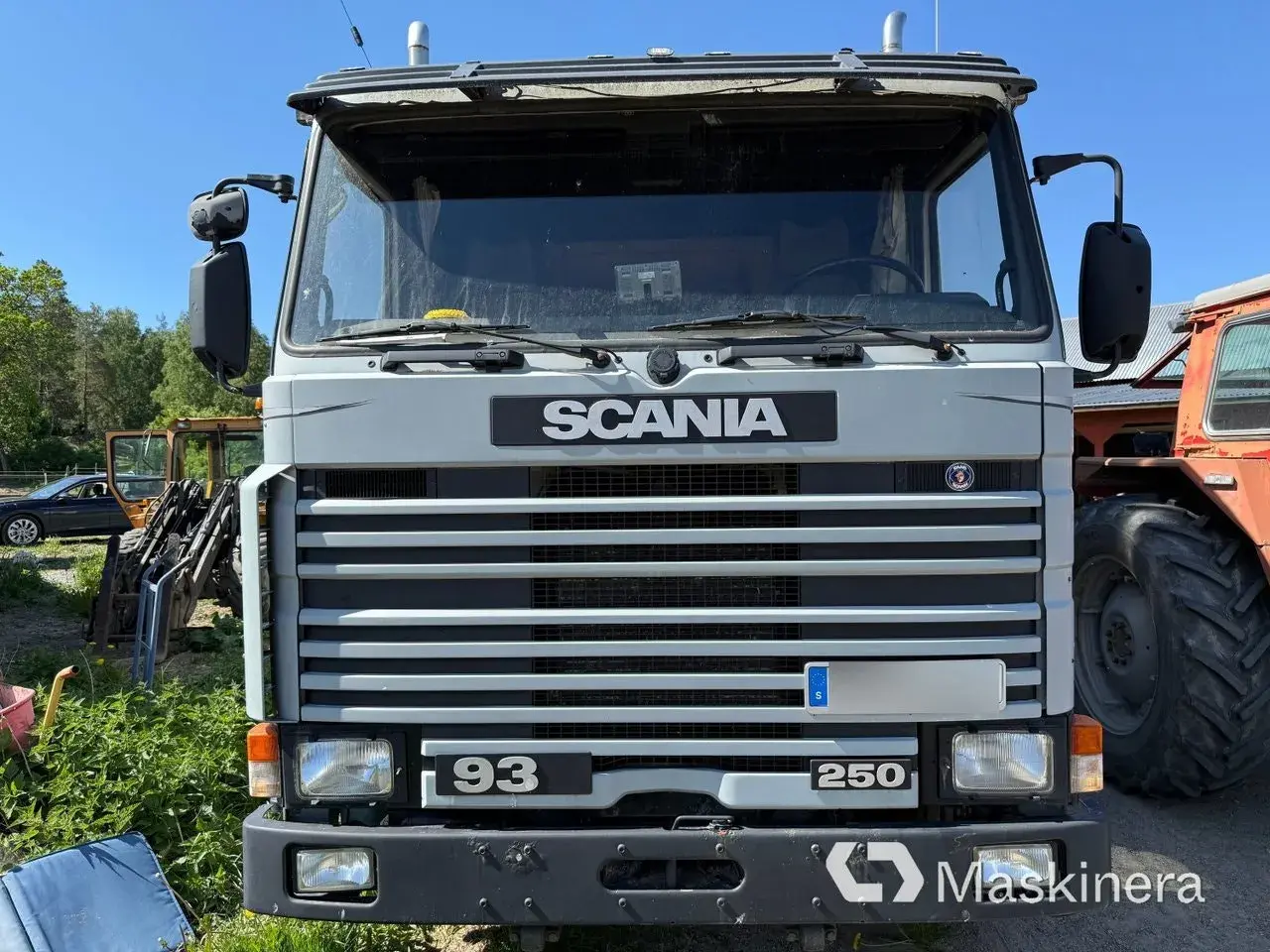 Grå Scania 93 250, en av många begagnade lastbilar Scania som väntar på nytt liv.