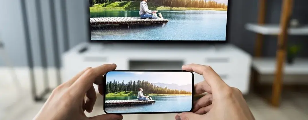 Jak połączyć telefon z TV? Bezprzewodowo i kablem, krok po kroku.