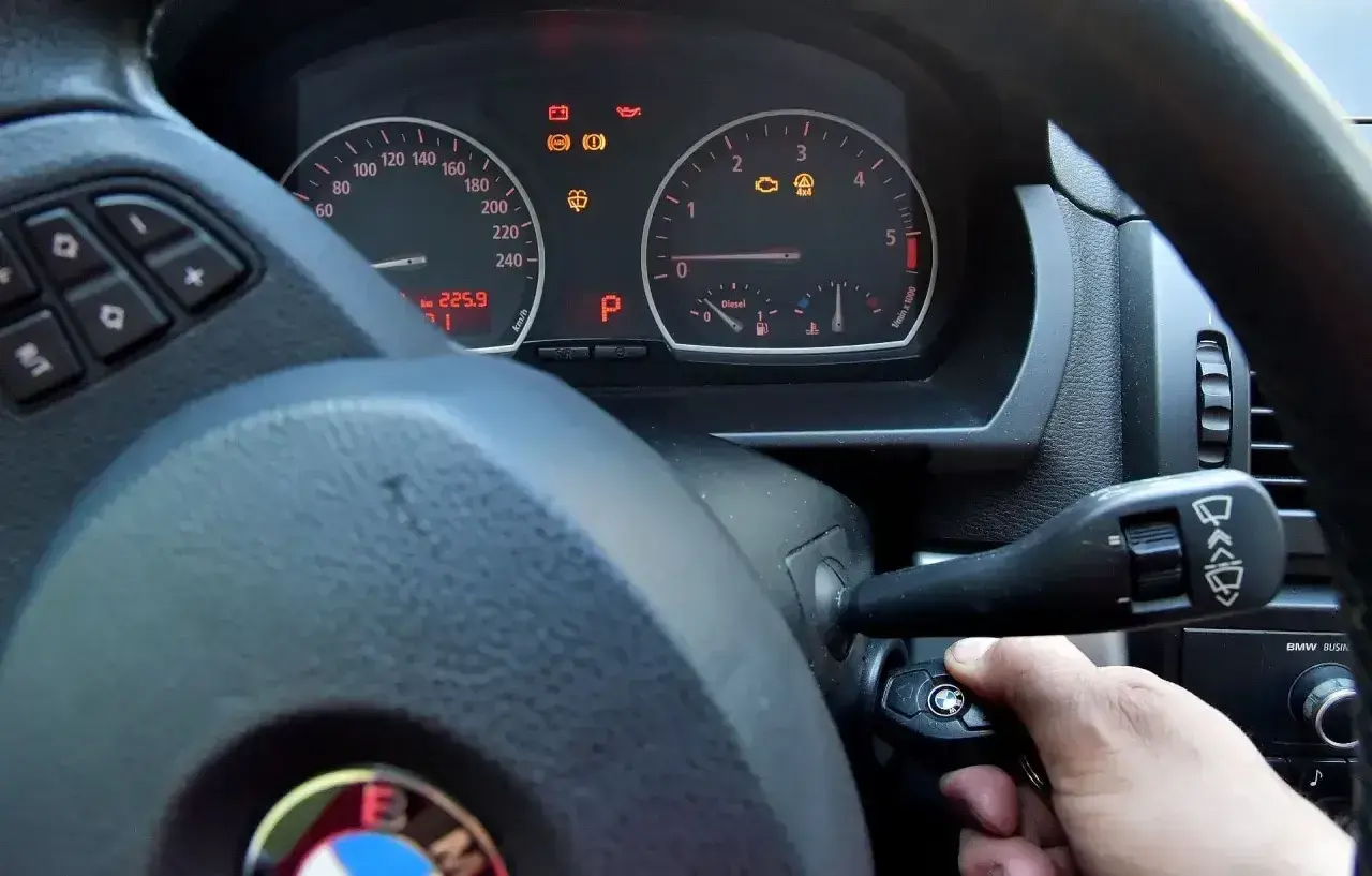 Kluczyk w stacyjce, kontrolki świecą, ale auto nie odpala. Na desce rozdzielczej BMW widać m.in. kontrolkę silnika i ABS.