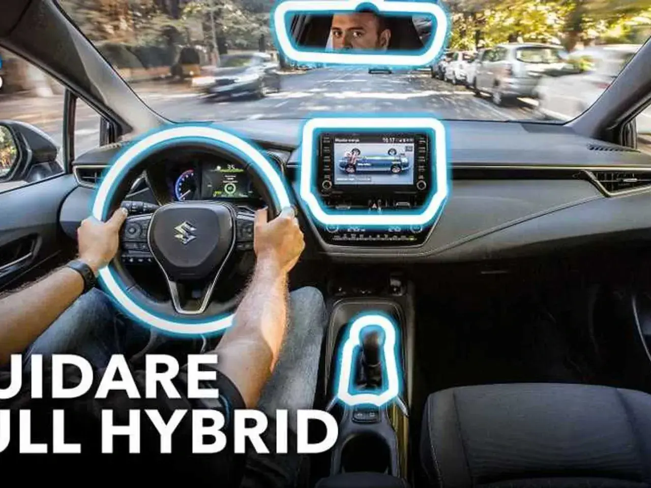 Interno di un'auto ibrida, con le mani sul volante e il display centrale acceso. Scopri il significato di auto ibrida e guida in modo ecologico.