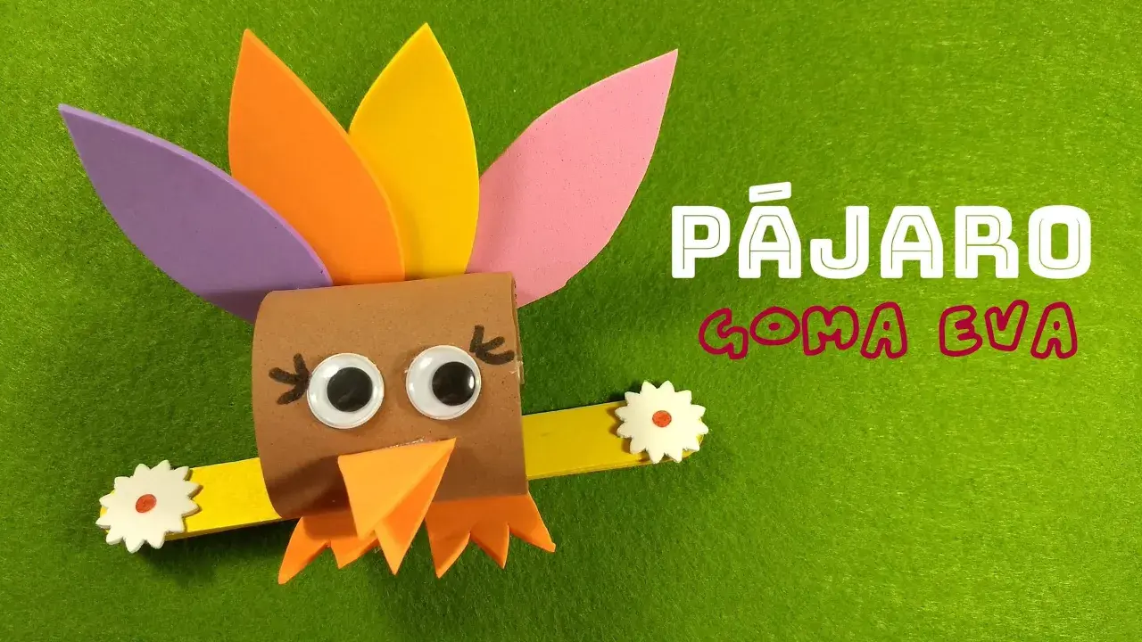 Un pájaro de goma eva, hecho con materiales reciclados, ideal para manualidades infantiles.