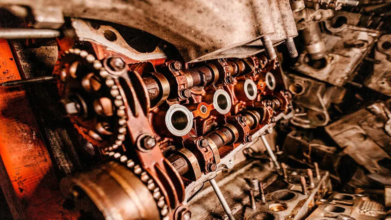 Primer plano de un motor de coche con engranajes y levas, mostrando las piezas de desgaste de un coche.