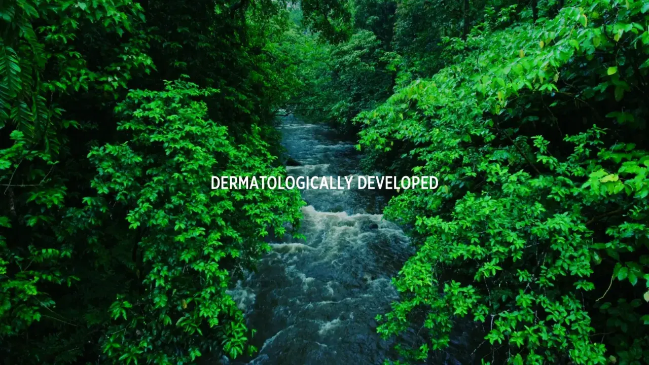 En forsiktig, grönskande djungel med en porlande flod. Texten "DERMATOLOGICALLY DEVELOPED" antyder en naturlig, grön peel-produkt.