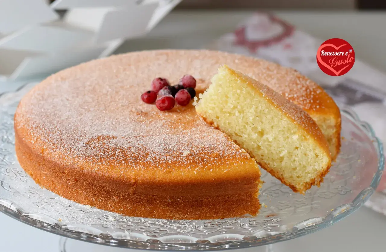 Torta da colazione morbidissima, cosparsa di zucchero e decorata con frutti di bosco. Perfetta per iniziare la giornata con dolcezza.