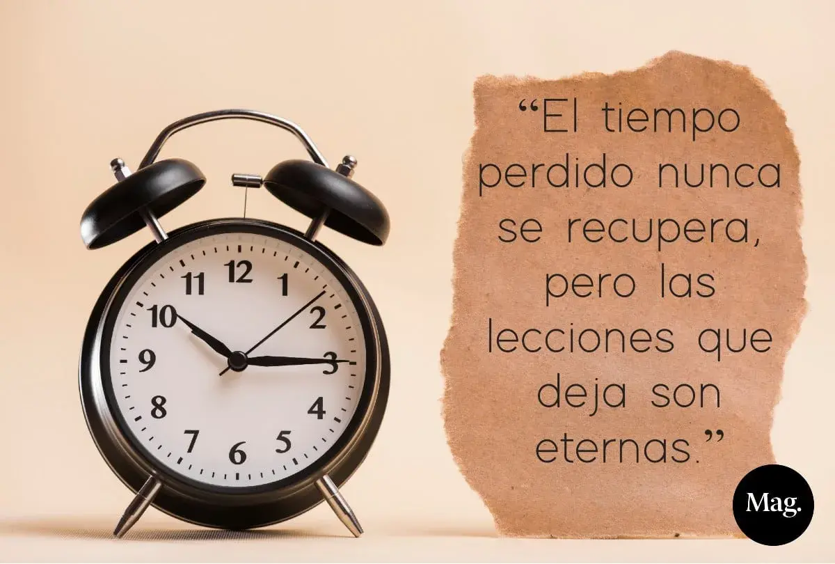 Despertador clásico junto a un trozo de papel con frases de recuerdos: "El tiempo perdido nunca se recupera, pero las lecciones que deja son eternas.