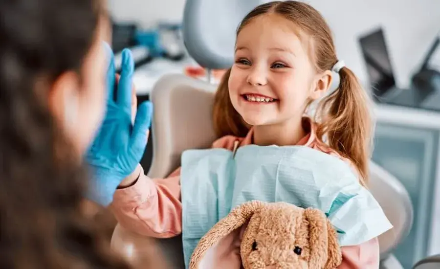 Kiedy z dzieckiem do dentysty? Złoty standard i wizyta bez stresu