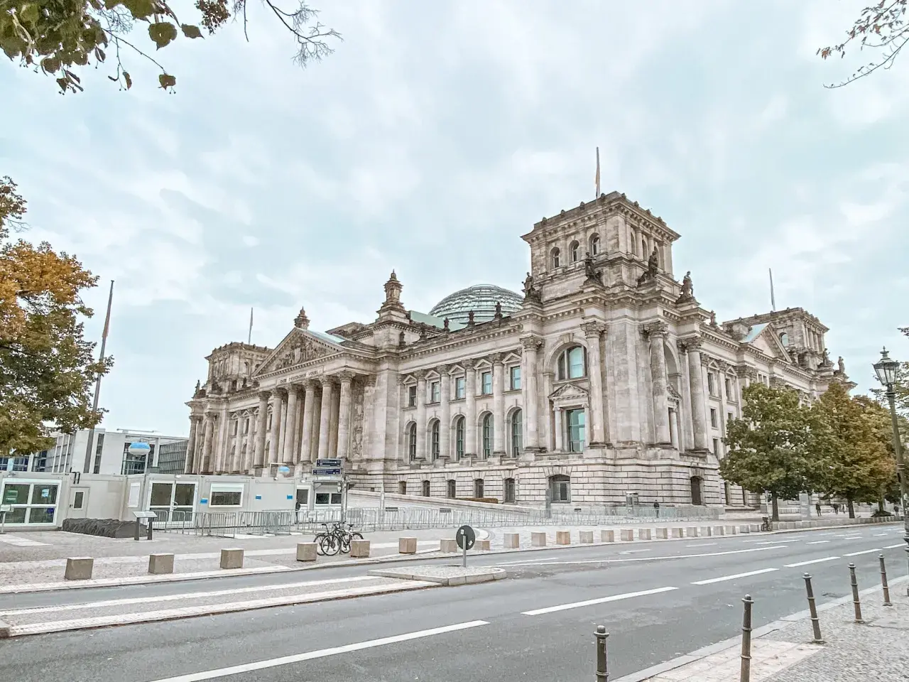 Reichstag w Berlinie, imponujący budynek z kopułą, to jedno z miejsc, które warto zobaczyć w stolicy Niemiec.
