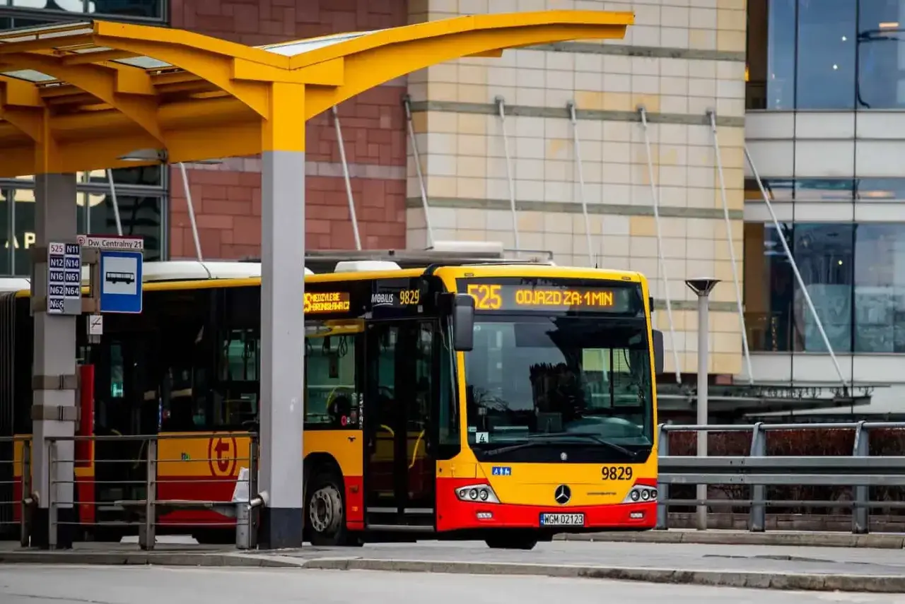 Autobus 525 na przystanku, gotowy do odjazdu. To dobry sposób, jak dojechać na lotnisko Bemowo.