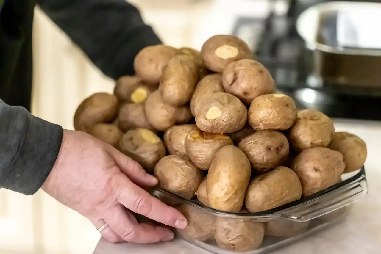 Un bocal rempli de pommes de terre pour une raclette. La question est : combien de pommes de terre par personne pour une raclette ?