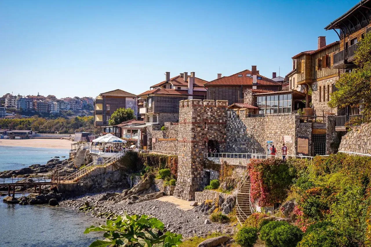 Kamienne mury i urokliwe domy nad morzem. Sozopol atrakcje zachwycają widokiem i klimatem.