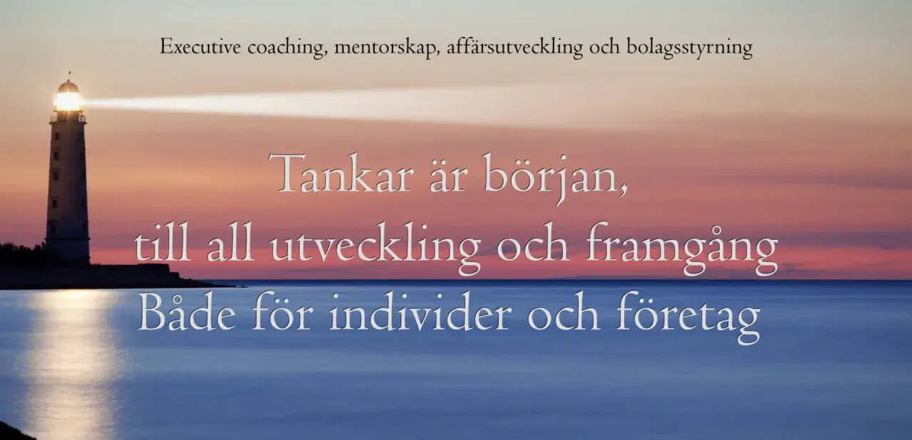 Fyr med ljus som lyser över havet vid solnedgången. Texten "Tankar är början, till all utveckling och framgång. Både för individer och företag" antyder att coachning är nyckeln.