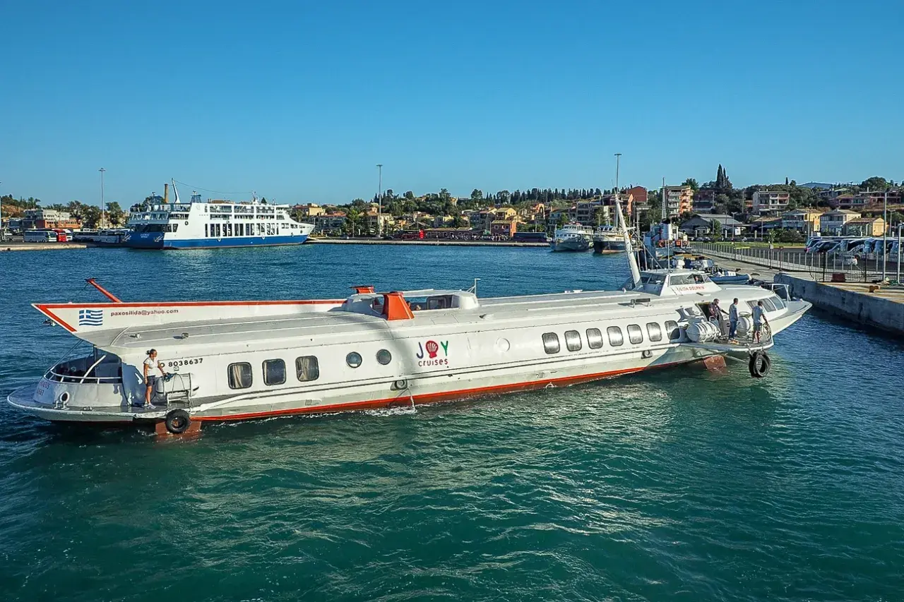 Hydrofoil "Joy Cruises" gotowy do rejsu z Korfu do Sarandy. W tle widać prom pasażerski.