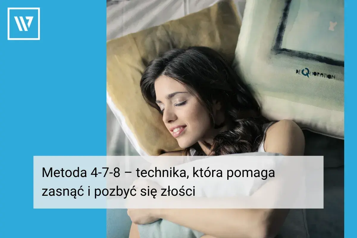 Kobieta śpi spokojnie, stosując technikę oddech 4 7 8. Pomaga ona zasnąć i pozbyć się złości.