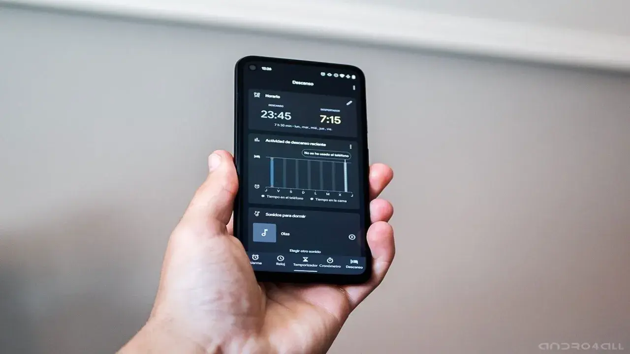Teléfono en modo descanso, mostrando horario de sueño y actividad reciente.