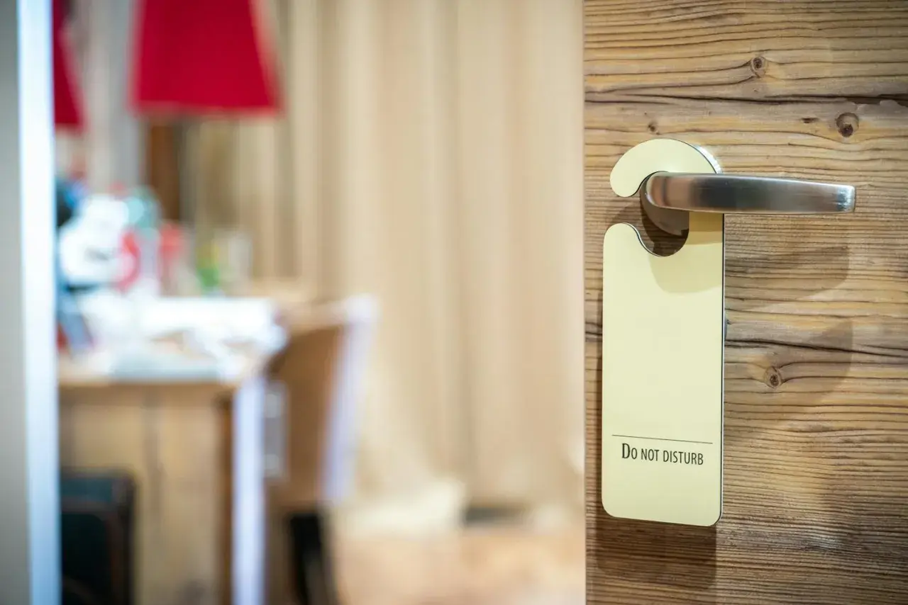 Hotel na kartę: Jak zamknąć drzwi od środka? Pełne bezpieczeństwo!