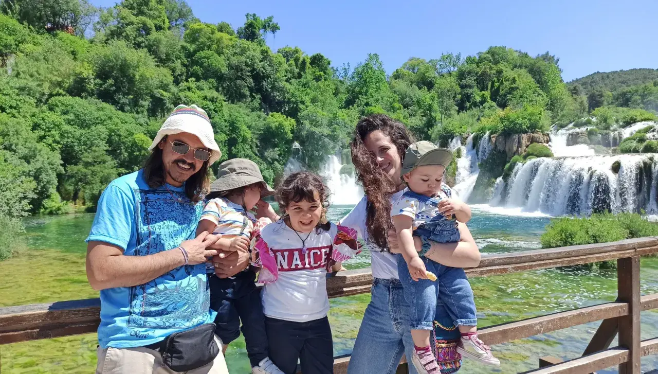 Famiglia felice con cascate sullo sfondo, un ricordo da Zara città.