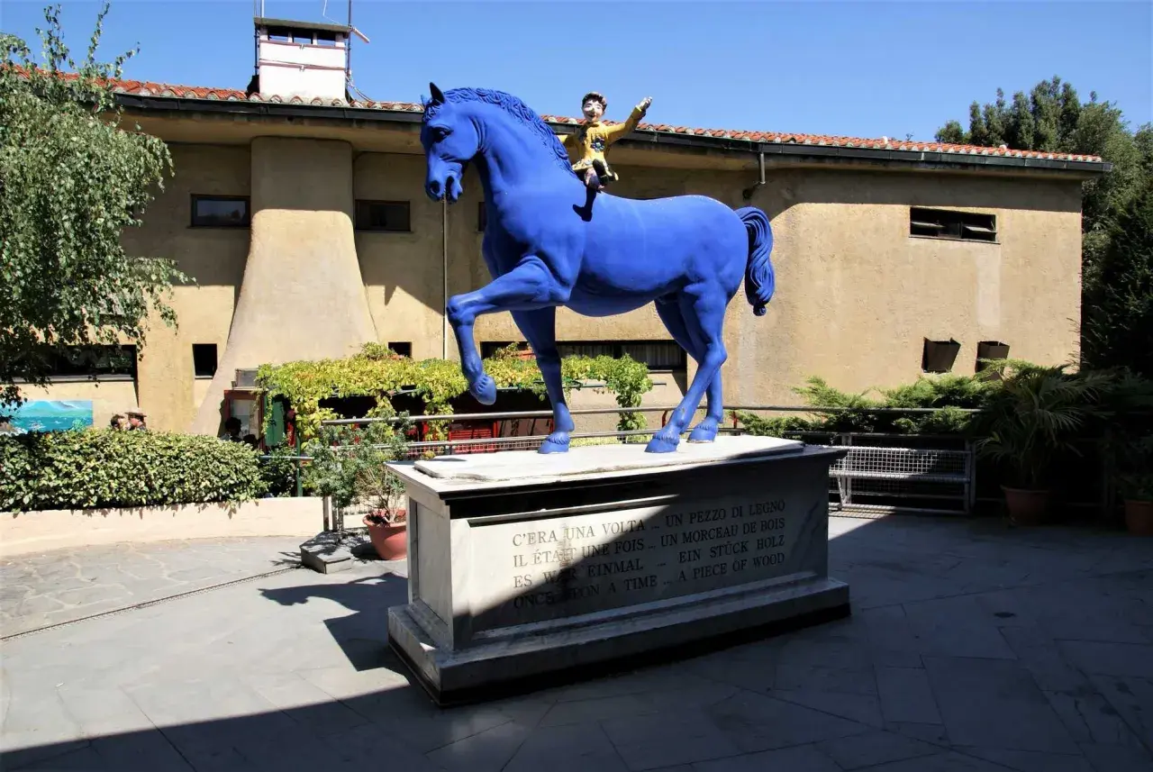 Statua blu di cavallo con Pinocchio a cavalcioni, nel Pinocchio Park.