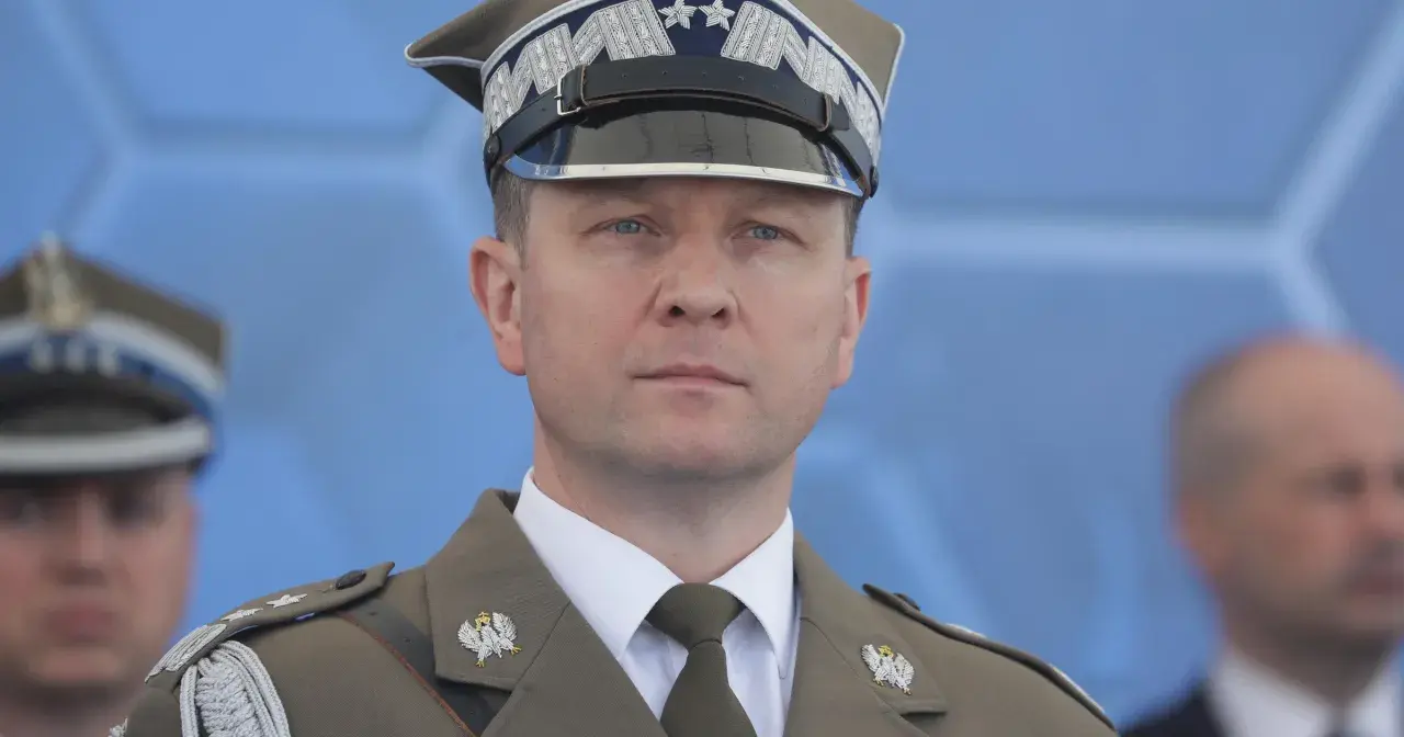 Generał Tomasz Włodarek w mundurze wojskowym, z orłem na piersi i gwiazdkami na naramiennikach, podczas uroczystości.