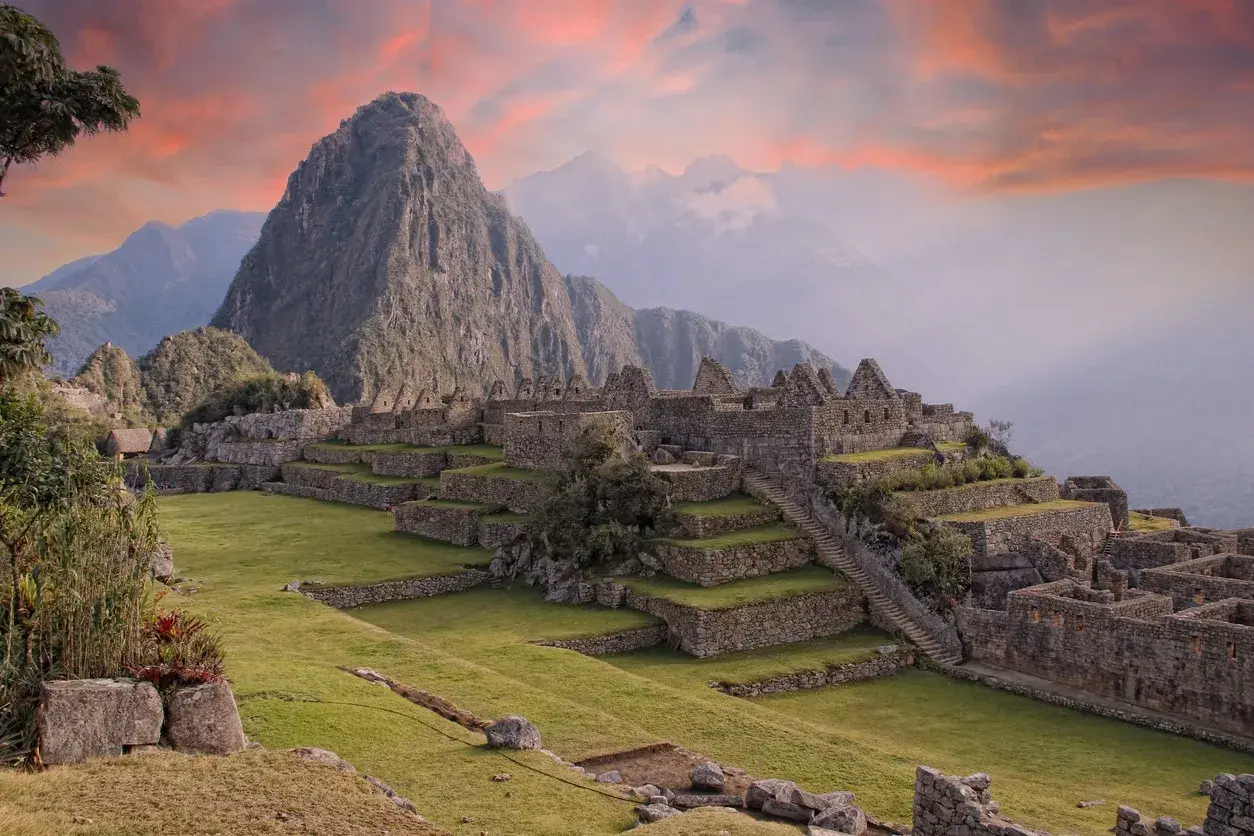 Die Inka-Ruinen von Machu Picchu, eingebettet in die Anden. Ein atemberaubender Anblick, der die Frage aufwirft: wo liegt Machu Picchu?