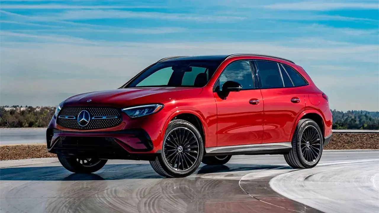 Rojo brillante Mercedes GLC 2023, un SUV elegante. ¿Buscas mercedes alternative opiniones? Este modelo es una gran opción.