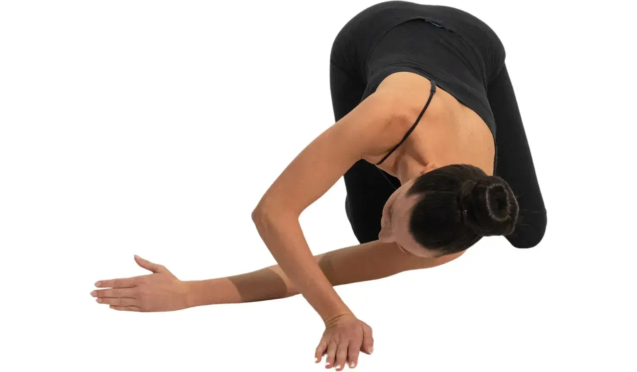 Donna in posa yoga, con le scapole alate che si aprono in un movimento fluido.