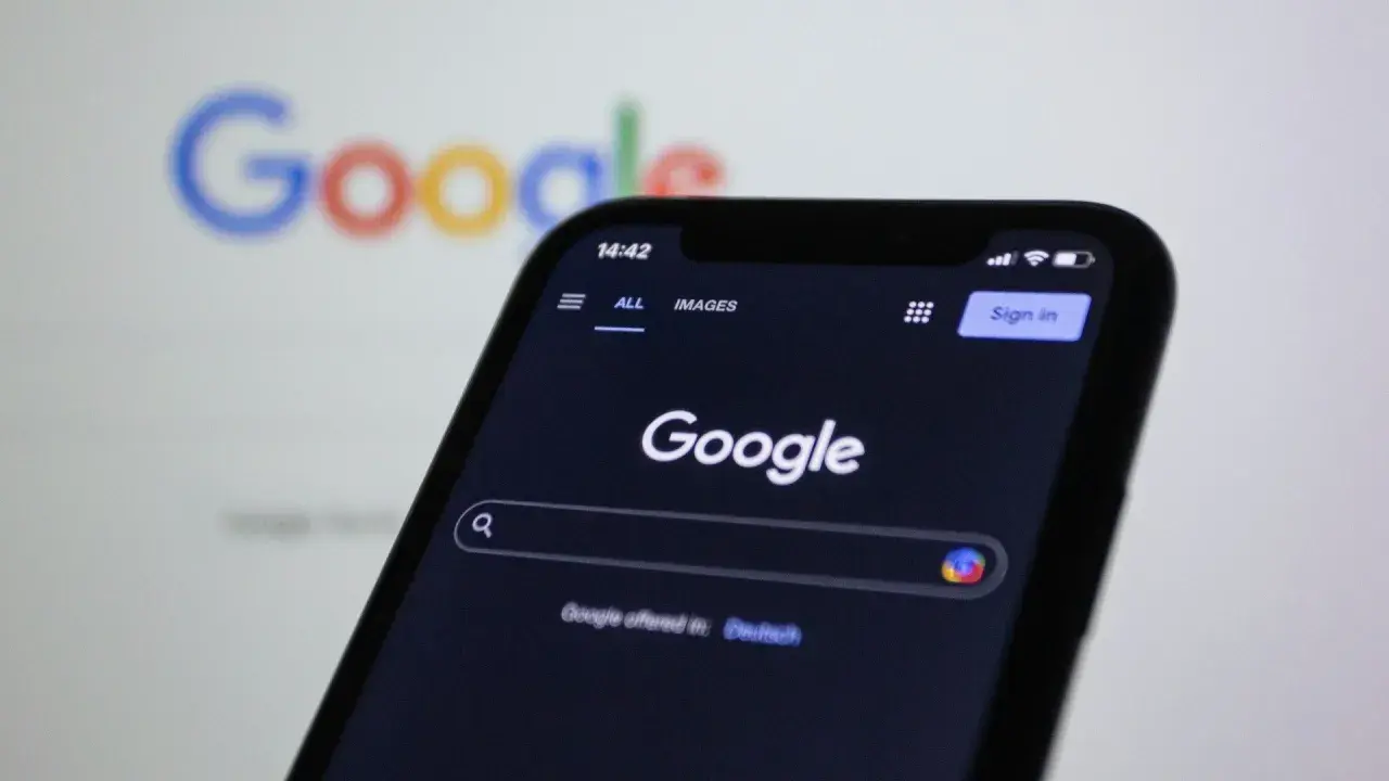 Telefon z ciemnym motywem Google. Dowiedz się, jak usunąć sugestie wyszukiwania, aby przeglądać internet bez podpowiedzi.