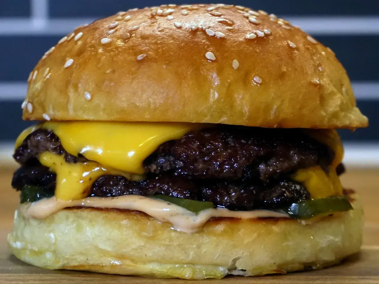 En saftig smashed burger med dubbla köttpuckar, smält ost, pickles och dressing. Perfekt för en hungrig dag!