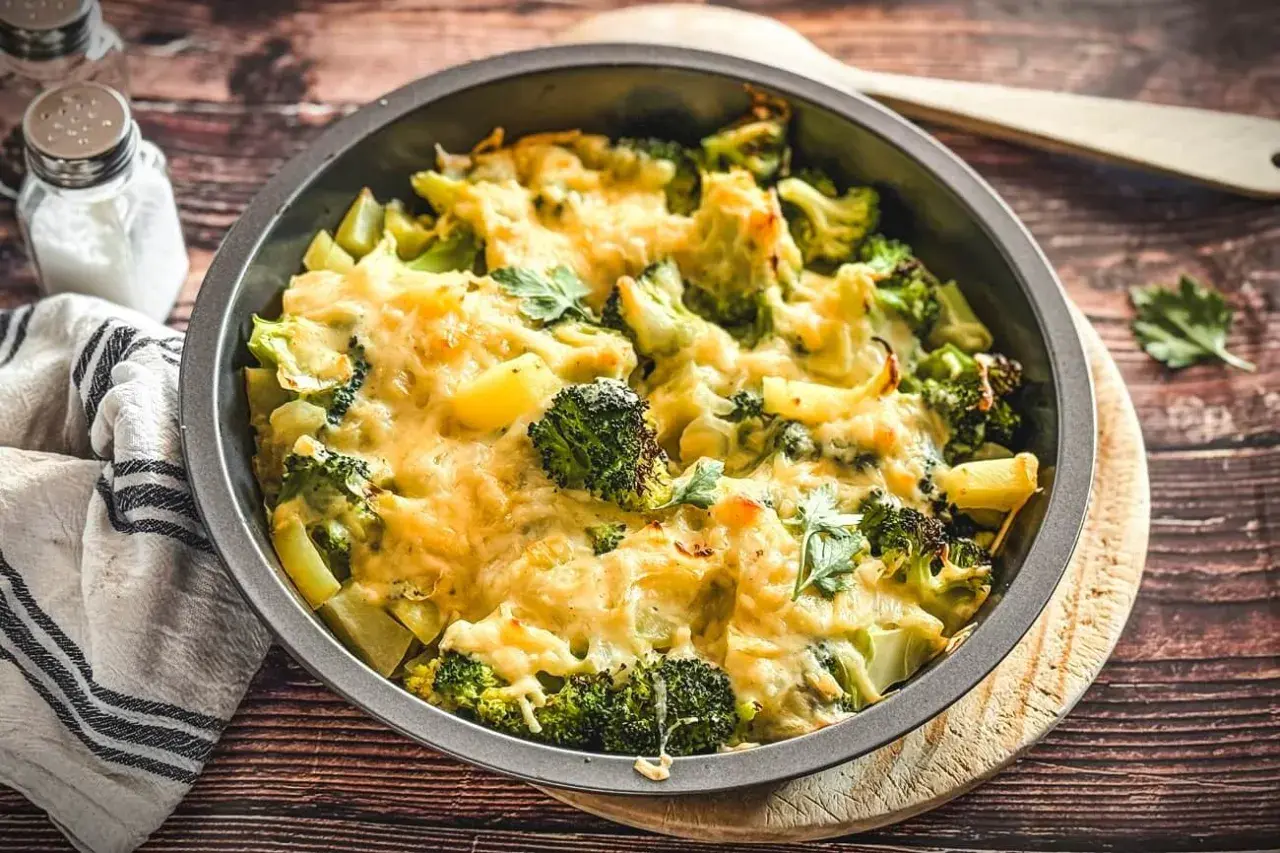 Ein goldbraun überbackener Brokkoli-Auflauf mit Kartoffeln und geschmolzenem Käse, der nach weltbestem Brokkoli-Auflauf riecht.