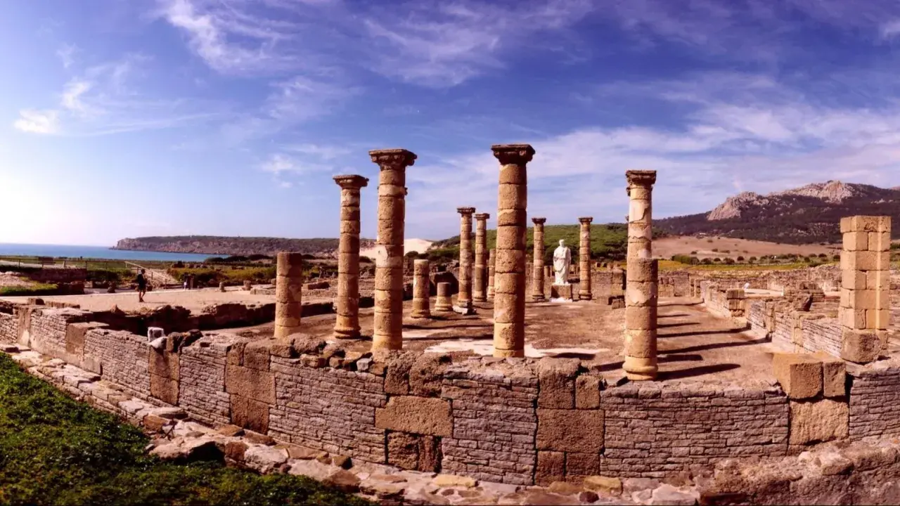 Impresionantes ruinas romanas en Cádiz, con columnas de piedra y vistas al mar. Un viaje al pasado.