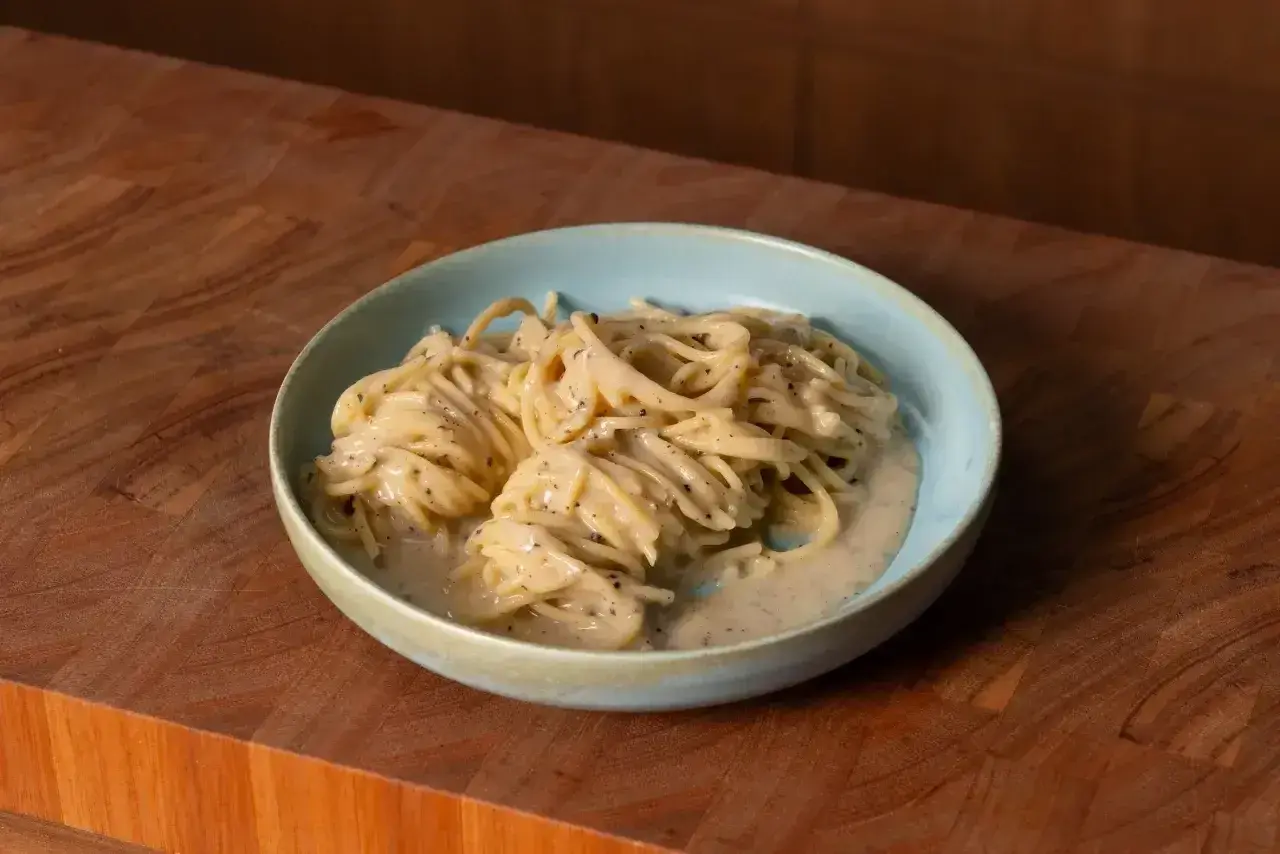 Pyszne spaghetti cacio e pepe w kremowym sosie, idealne na szybki obiad.
