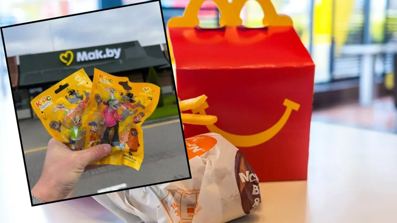 Ręka trzyma paczki z zabawkami z zestawu happy meal McDonald's. W tle czerwone pudełko z uśmiechem i frytki.