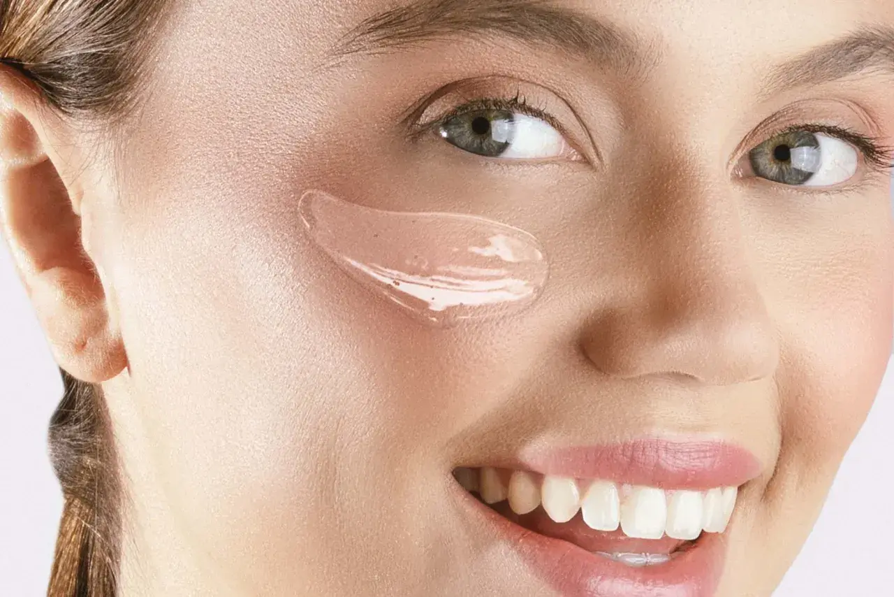 Primer trasparente applicato sul viso, pronto per il trucco. Scopri come si usa il primer per una pelle perfetta.