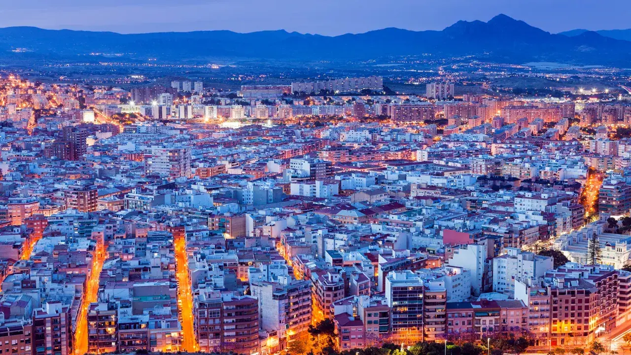 Alicante nocą, pełne świateł miasto, gdzie nawet w listopadzie pogoda sprzyja spacerom po rozświetlonych ulicach.
