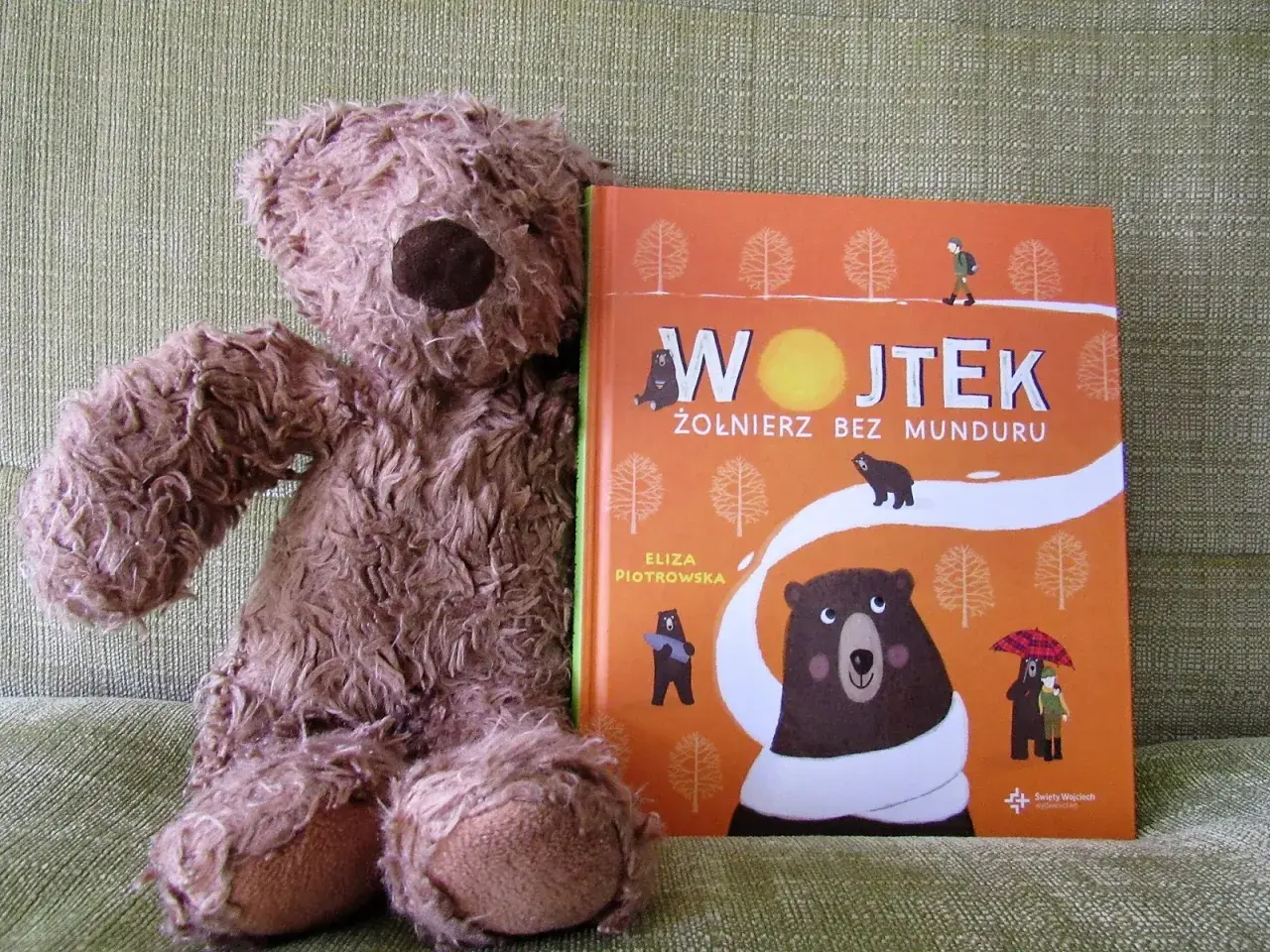 Pluszowy dziadek i niedźwiadek Wojtek, bohater książki "Żołnierz bez munduru", siedzą obok siebie.