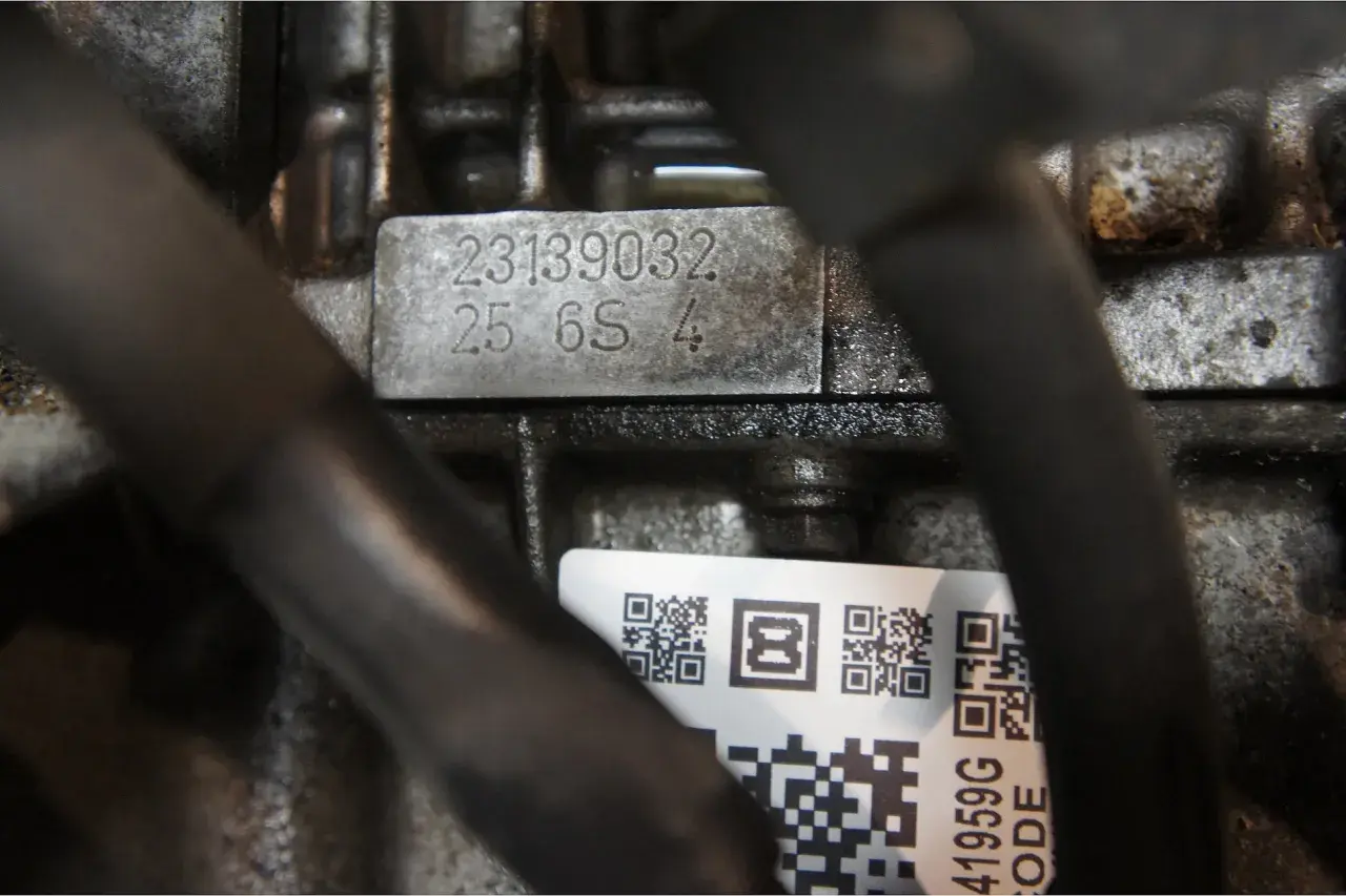 Oznaczenie silnika BMW: 23139032 25 6S 4. Zbliżenie na tabliczkę znamionową silnika, jak sprawdzić oznaczenie silnika BMW.