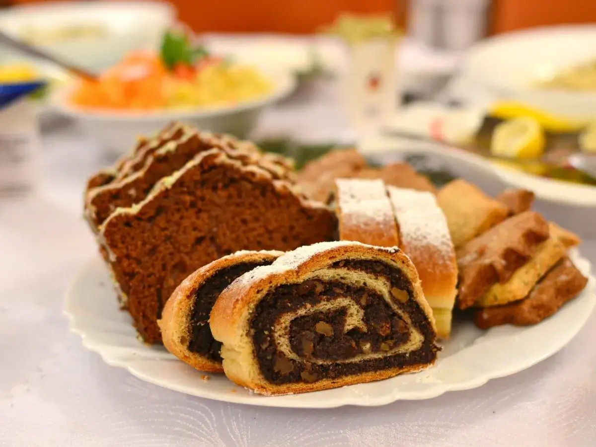 Na talerzu ciasto drożdżowe z makiem, piernik i ciasteczka. Idealne, by dowiedzieć się, jak sparzyć mak.