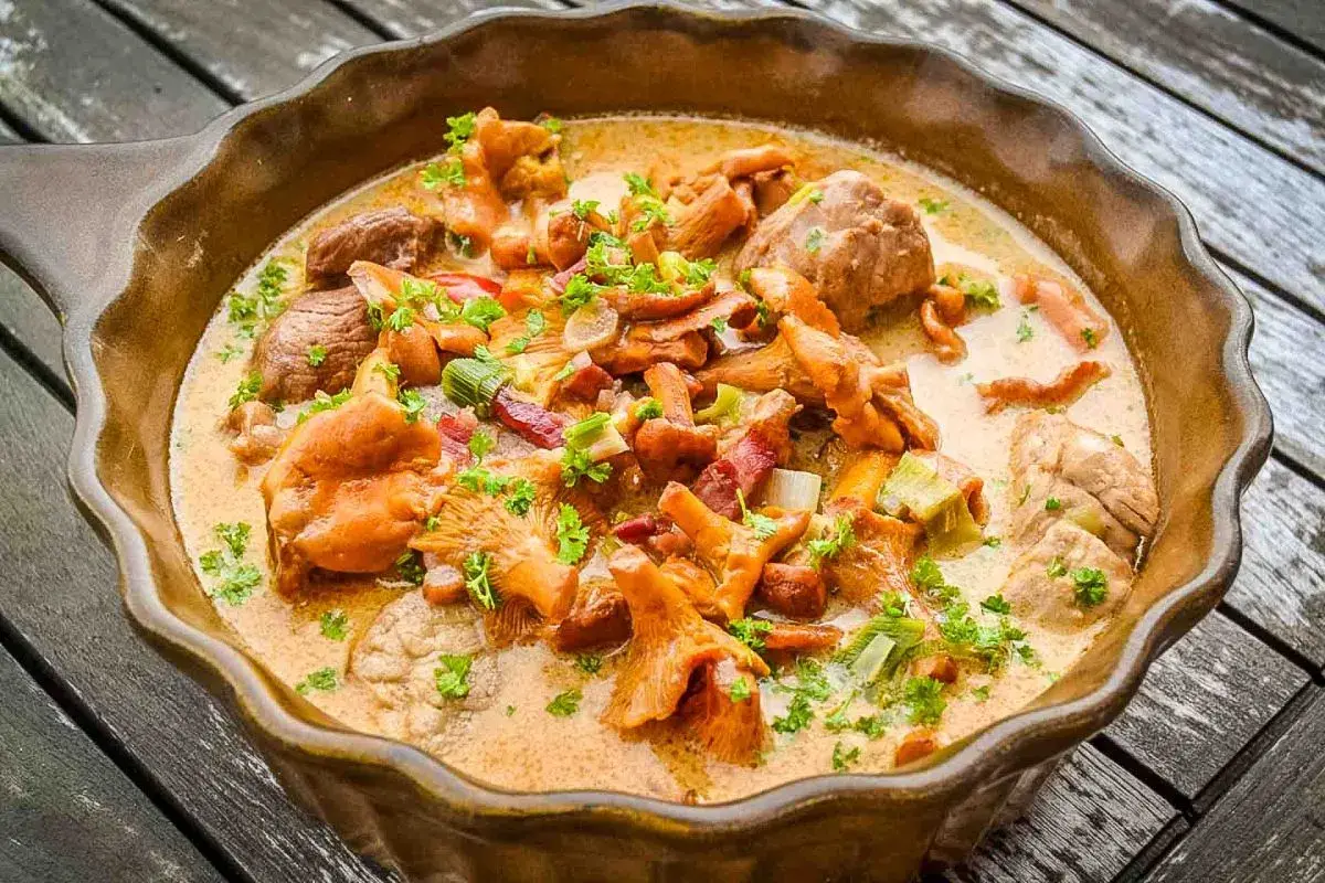 Herzhaftes schweinefilet mit pfifferlingen in cremiger Soße, garniert mit frischer Petersilie. Ein Genuss für Feinschmecker.